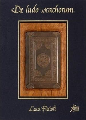 Seller image for De Ludo Scachorum. Il facsimile  inserito in una speciale custodia in legno di quercia ultracentenaria La custodia  lavorata e cucita artigianalmente a mano. Il facsimile  lavorato con carte piegate e tagliate a mano. La copertina  in pelle di capra tinta a mano. Pagine 96, illustrazioni 96. Tiratura limitata di 999 esemplari numerati e certificati. Il prezioso cofanetto contiene, insieme al facsimile, il commentario. Rivestito in tela, il cofanetto  rifinito con decori in oro a caldo. formato del cofanetto cm.27,5x32,5. Formato del facsimile:cm.11,5x16. for sale by FIRENZELIBRI SRL