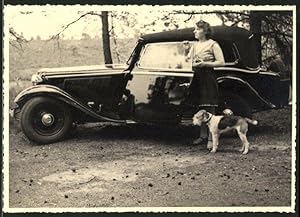 Fotografie Auto Cabrio, Fraumit Hund neben PKW