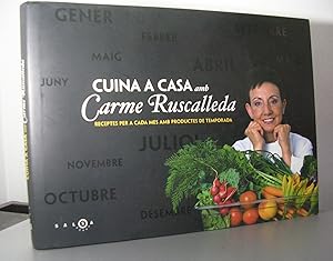 Imagen del vendedor de CUINA A CASA AMB CARME RUSCALLEDA. Receptes per a cada mes amb productes de temporada. Fotografies de Becky Lawton. Prleg de Pau Arenos a la venta por LLIBRES del SENDERI