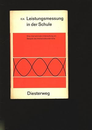 Imagen del vendedor de IEA Leistungsmessung in der Schule. Eine internationale Untersuchung am Beispiel des Mathematikunterrichts. a la venta por Antiquariat Bookfarm