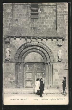 Carte postale Yzeure, Porche de l'Église, trois personnes