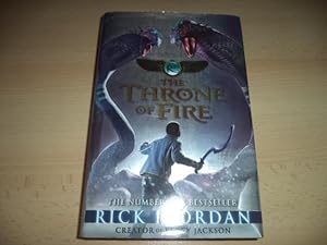 Seller image for The Throne of Fire (The Kane Chronicles, Book 2) (French Edition) for sale by Terry Blowfield