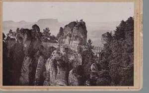Bild des Verkufers fr Kabinettfoto - Ansichtskarte Schs. Schweiz 113. Basteibrcke, von dem Ferdinandstein gesehen,Photographie auf Karton montiert, zum Verkauf von Antiquariat Kastanienhof