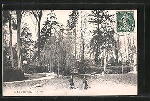 Carte postale Le Perreux, le Parc, des enfants avec Fahrrädern im Park