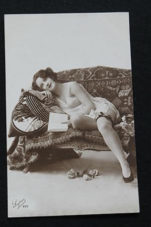 CPA 1930 PHOTOGRAPHIE PIN UP LECTRICE FEMME NUE