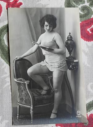 CPA rétro 1920 PIN UP LECTRICE FEMME NUE