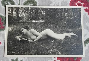 CPA rétro 1920 PIN UP LECTRICE FEMME NUE