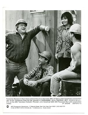 Bild des Verkufers fr 7x9-B&W-Still-Roseanne-John Goodman-Roseanne Barr-Comedy-80's-TV-NM zum Verkauf von DTA Collectibles