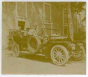 Groupe posant avec une voiture d'époque