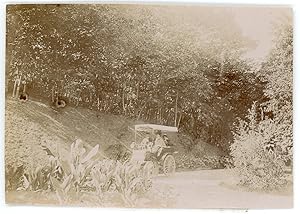 Une voiture d'époque légère