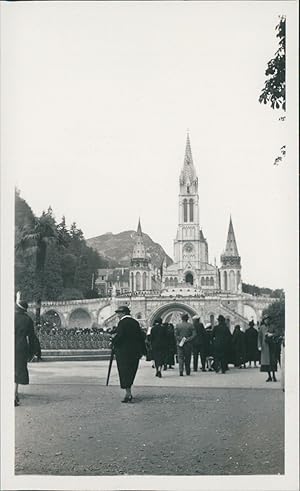 France, Lourdes, La Basilique prise de droite