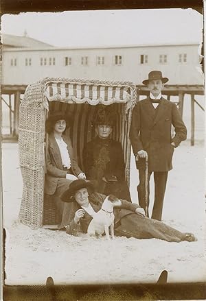 A la plage, vers 1920