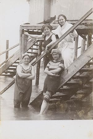 A la plage, vers 1920