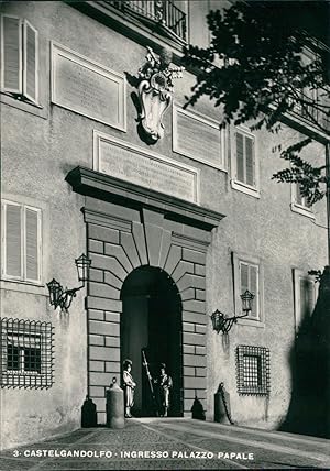 Italia, Castel Gandolfo, Ingresso Palazzo Papale con Zuavi Pontifici