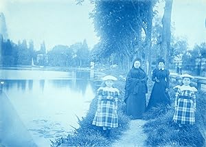 Cyanotype, France, Deux fillettes et leurs mamans