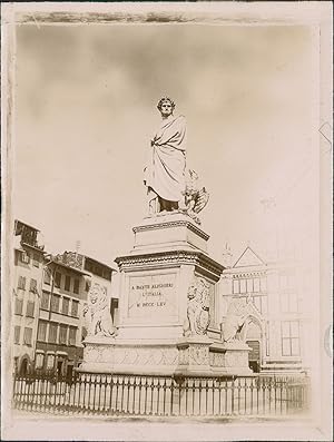 Italia, Firenze, Piazza Santa Croce. Statua di Dante