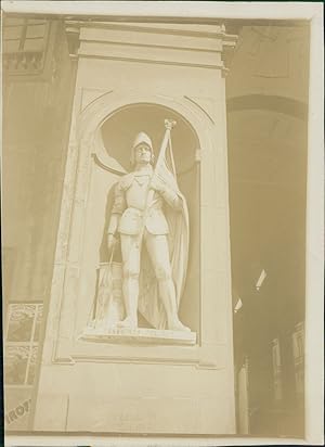 Italia, Firenze, Loggiato degli Uffizi. Statua di Francesco Ferrucci