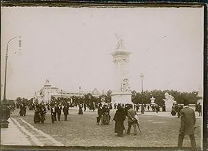 Paris, Exposition Universelle de 1900. Sur le Pont Alexandre III