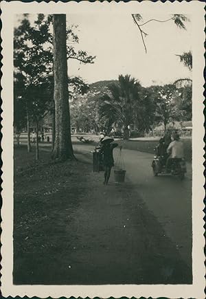 Indochine, Saigon. Vendeuse ambulante dans le jardin botanique, 1950