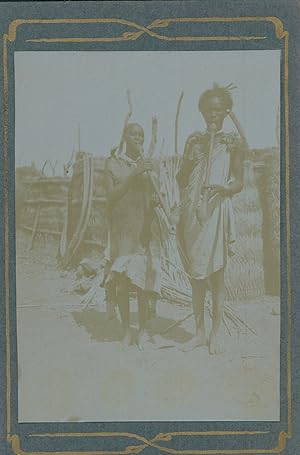 Couple indigène jouant d'un instrument à vent