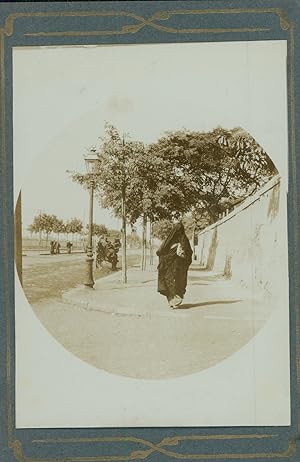 Femme voilée dans une avenue, au Proche Orient