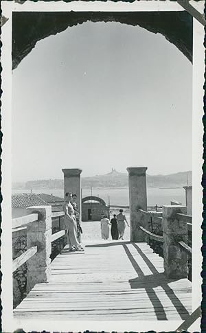 Marseille, au château d'If, Notre-Dame de la Garde en fond