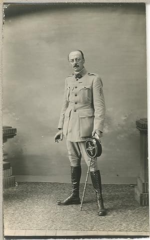 France, Officier prenant pose