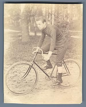 Monsieur faisant du vélo