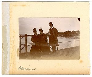 France, Arcachon, Groupe posant sur un Pont