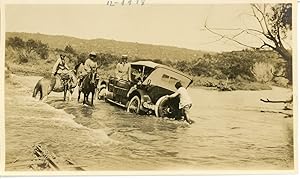 Argentine, Voiture d'époque traversant une rivière