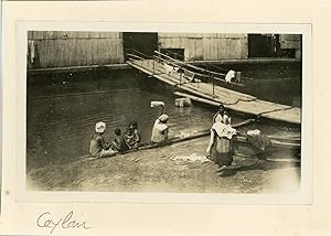 Ceylan, Natives washing clothes at the river