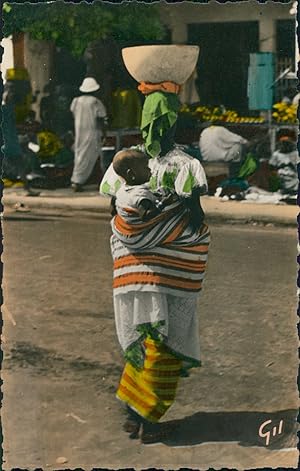 Sénégal, Dakar, Indigènes se rendant au marché