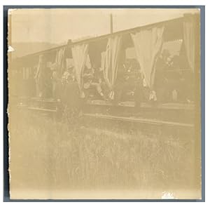 Passagers dans un train d'époque