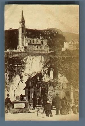 France, Lourdes, Grotte de la Vierge et l'Eglise