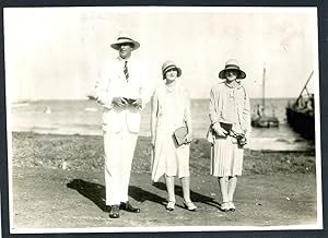 Bild des Verkufers fr British tourists posing zum Verkauf von photovintagefrance