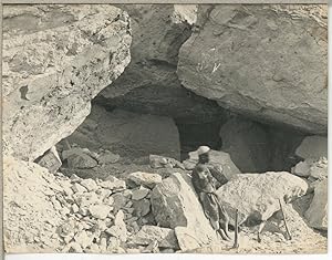 Afrique du Nord, Garçon devant une grotte