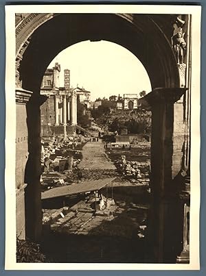 Bild des Verkufers fr Italia, Roma, Via Sacra, Tempio di Romolo, Basilica di Santa Francesca Romana, Arco di Tito zum Verkauf von photovintagefrance