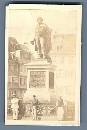 France, Strasbourg, Messieurs posant Place Kleber