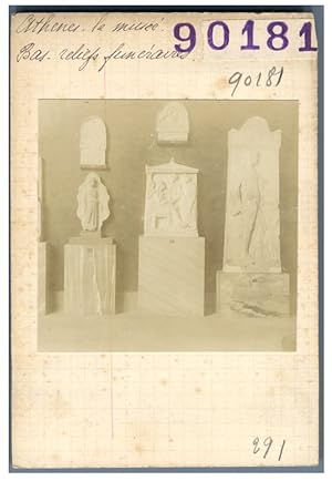 Grèce, Athènes, Le Musée. Bas-reliefs funéraires