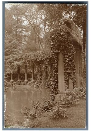 France, Paris, Parc Monceau. La Colonnade