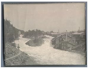 Norvège, Maisons près d'une chute d'eau