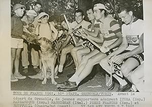 Cyclisme, de jeunes supporters admirent les coureurs