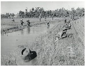 Indochine, troupes laotiennes dans les rizières