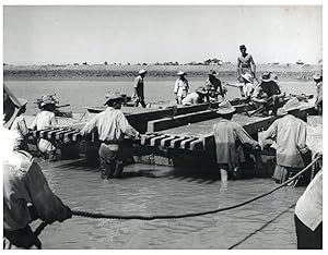 Indochine, construction d'un pont pour les véhicules