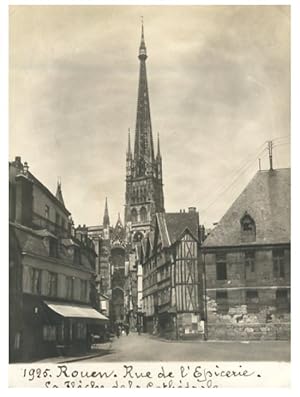 France, Rouen, Rue de l'Epicerie. La Fléche de la Cathédrale