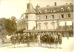 M.Lebrun et les jeunes gens du camp Franco-Allemand devant le château de Rambouillet