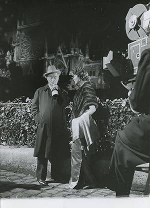 Immagine del venditore per Marta Toren et Claude Rains durant le tournage de "L'homme qui regardait passer les trains" venduto da photovintagefrance