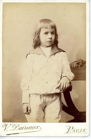 V. Daireaux, Un enfant pose