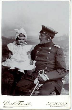C. Faust, Un père militaire et son enfant