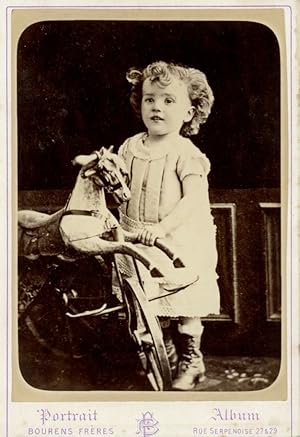 Bourens Frères, Une fillette avec son cheval de bois